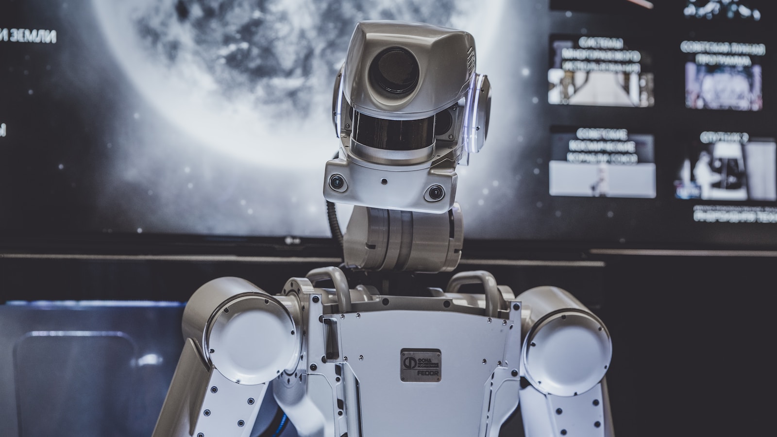 ChatGPT e SEO: Como usar o ChatGPT para melhorar o SEO do seu site 1 white robot: chatgpt