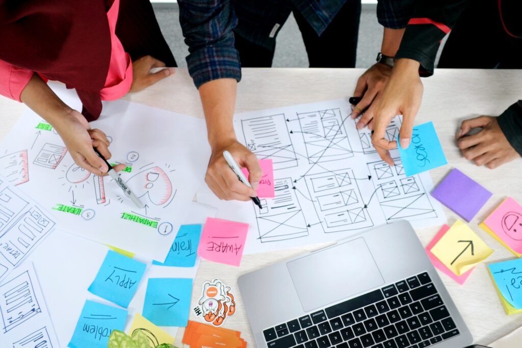 Guia Passo a Passo: Como Usar o ChatGPT para Criar um Website 2 person writing on white paper